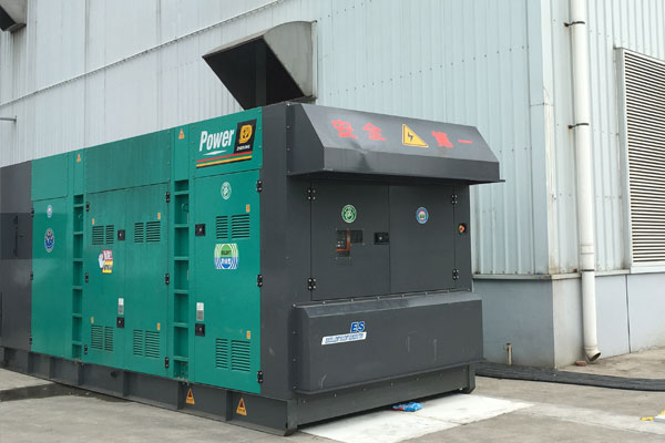 三都镇燃油滤清器的更换流程是怎样的？