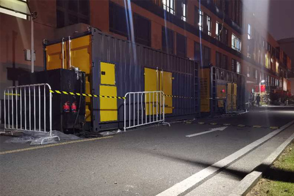 三都镇柴油发电机组的输出电压是如何调节的？