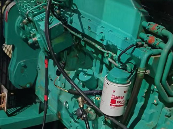 三都镇如何确定新的发电机组控制系统是否与原系统兼容？