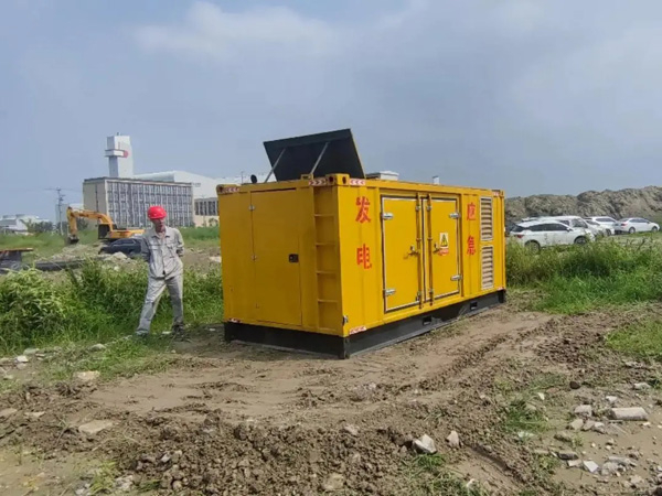 三都镇200KW柴油发电机机组每小时的油耗量受哪些因素影响？