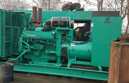 三都镇发电机组如何判断水冷式机油散热器内部是否需要清洗？